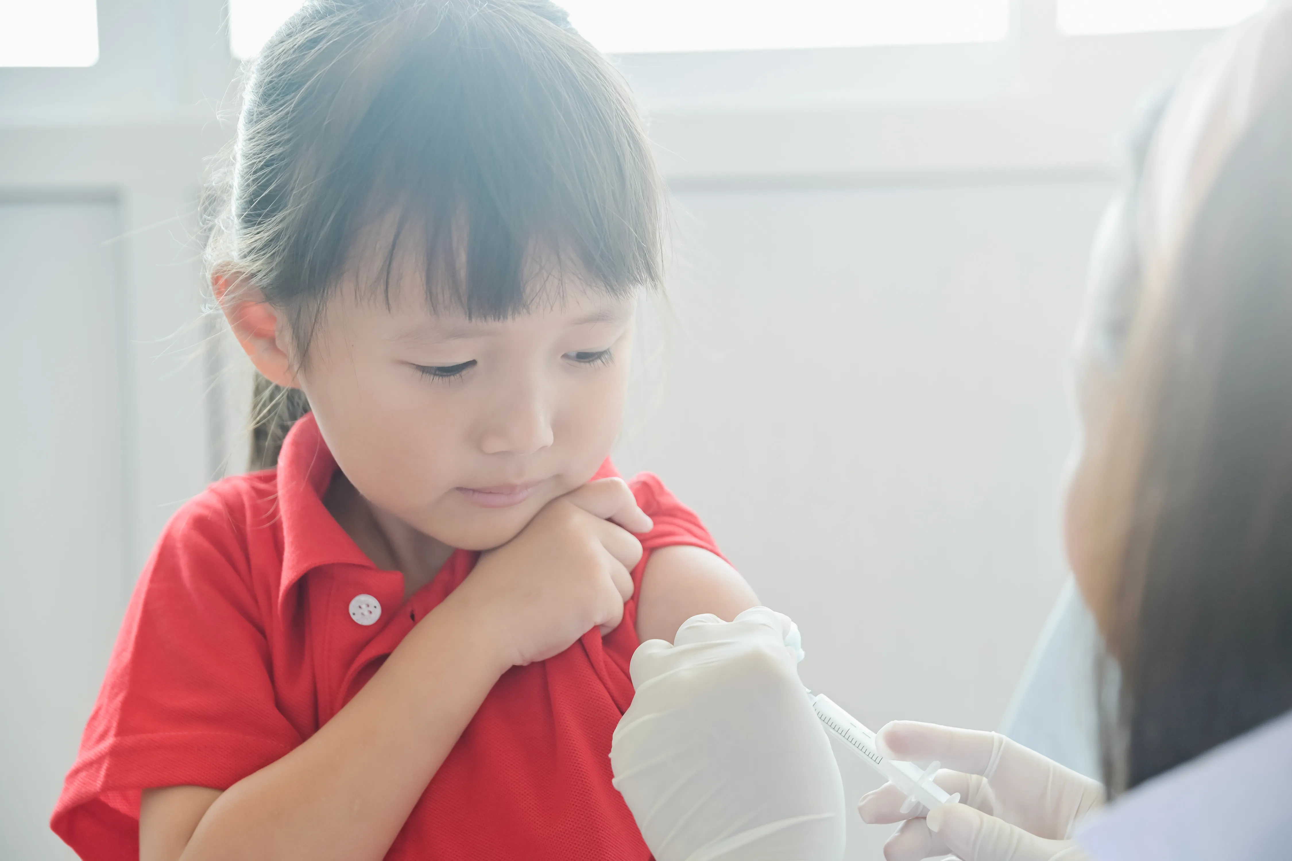 注射を打たれる子供